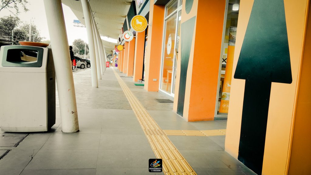 ภาพบริเวณรอบๆ อาคาร มี guding block ตัวหนอนปูเป็นแนวยาวตามทางเดิน