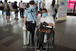 ภาพ พี่ซาบะถ่ายคู่กับ รปภ ที่กำลังถือทางลาดมาให้บริการขึ้นรถ