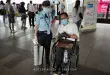 ภาพ พี่ซาบะถ่ายคู่กับ รปภ ที่กำลังถือทางลาดมาให้บริการขึ้นรถ