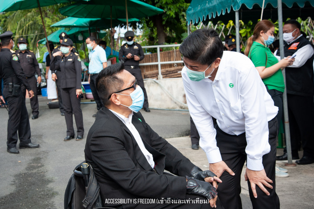 ภาพ พี่ซาบะถ่ายกับว่าที่ ท่าน ผอ สำนัก สจส