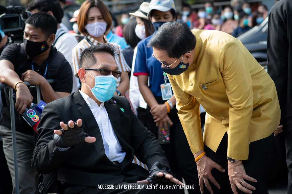 ภาพ พี่ซาบะถ่ายกับแขกที่มาให้กำลังใจท่านนายก