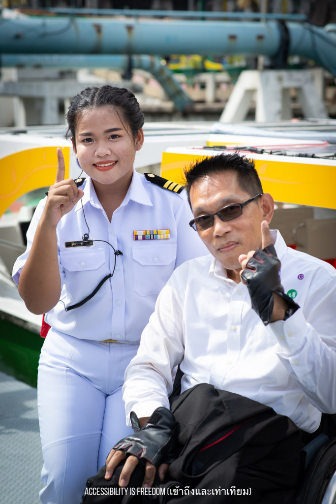 ภาพ พี่ซาบะถ่ายกับน้องกะทิ กัปตันสาวคนแรก