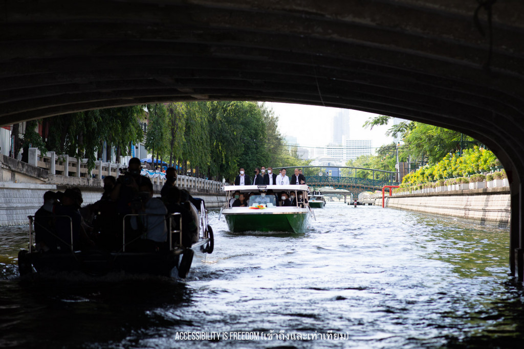 ภาพ เรือที่นายกโดยสาย กำลังร่องไปตามคลอง