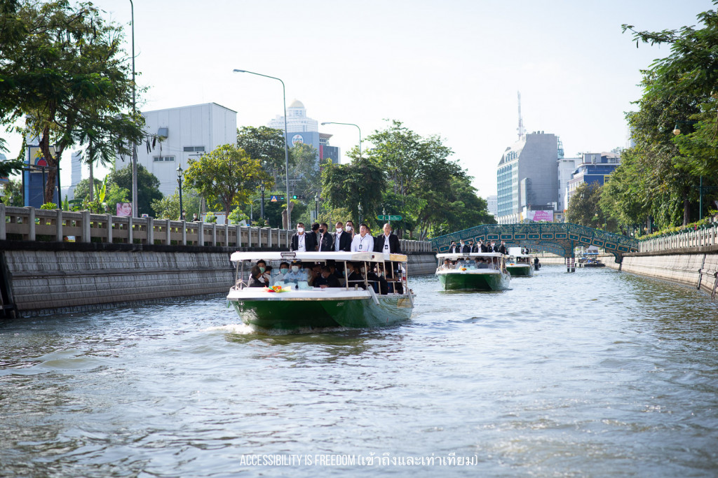 ภาพ ขบวนเรือกำลังล่องตามคลอง