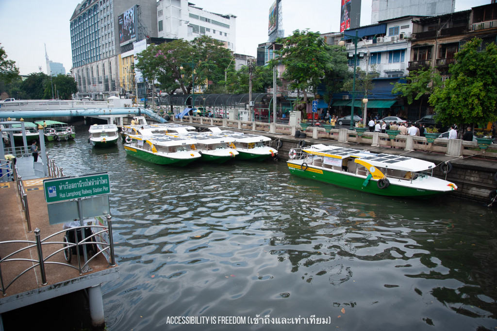 ภาพ เรือไฟฟ้าหลายลำ จอดนิ่งๆ อยู่ในคลอง