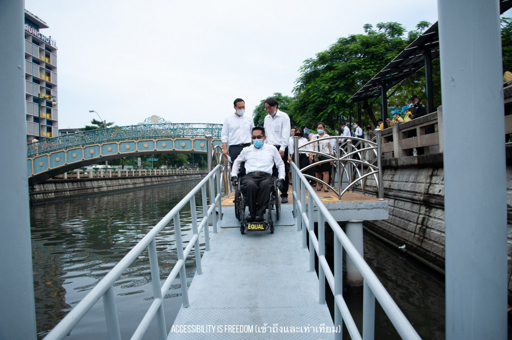 ภาพ พี่ซาบะกำลังเข็นรถลงทางลาดจากท่าเรือไปโป๊ะ