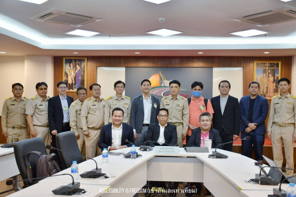 ภาพ ยืนถ่ายรวมกันหลังประชุม