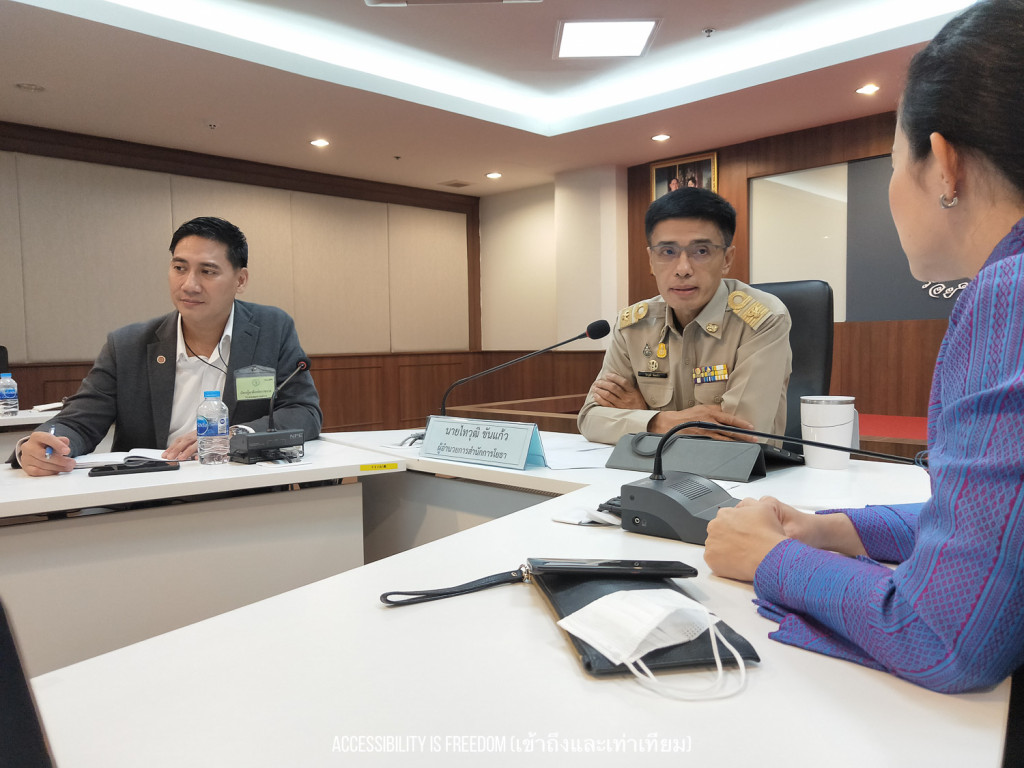 ภาพ ผอ โยธา กำลังคุยกับ อ ภูมิทัศน์