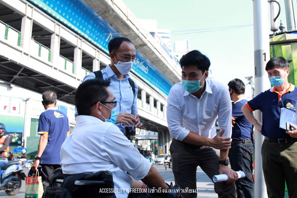 ภาพ พี่ซาบะ โฆษก กทม กำลังพูดคุย หารือกัน