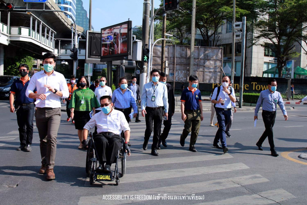 ภาพ พี่ซาบะ โฆษก กทม และคณะทำงานกำลังเดินข้ามแยก