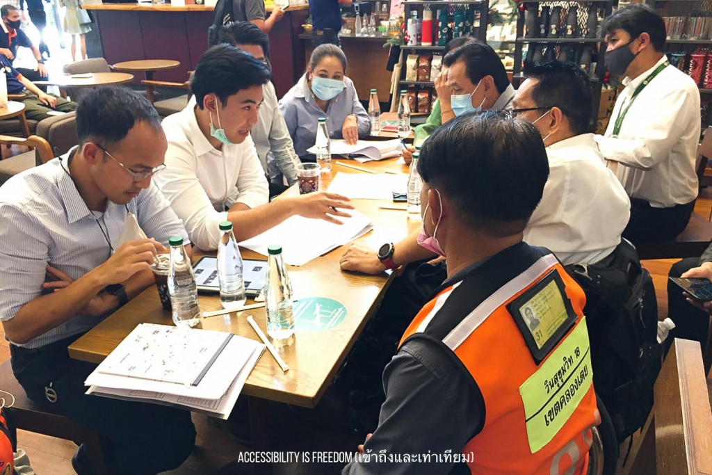 ภาพ พี่ซาบะและคณะทำงานกำลังหารือกันที่ร้านกาแฟ โดยเชิญพี่วินในพื้นที่มาร่วมให้ข้อมูลด้วย