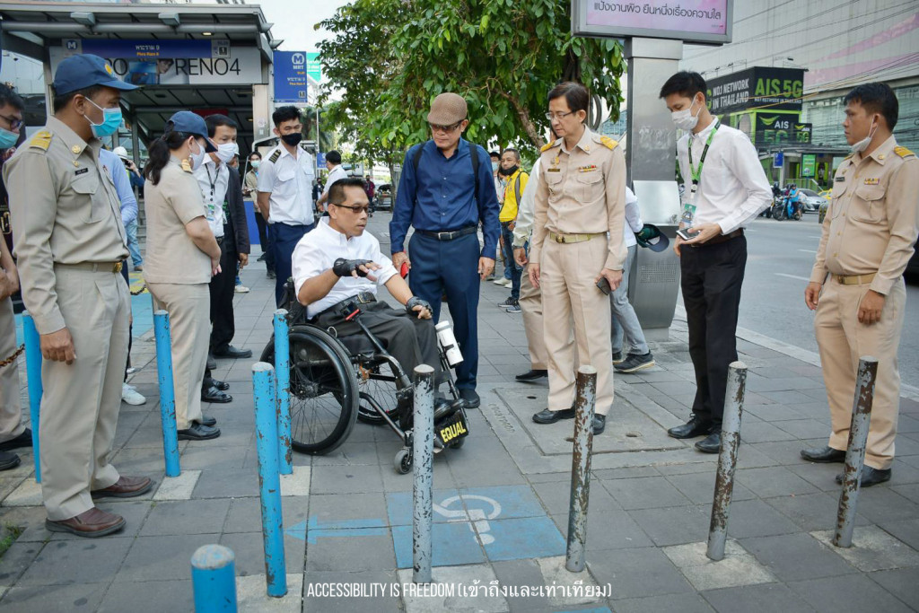 ภาพ พี่ซาบะกำลังอธิบายปัญหาเสากันมอเตอร์ไซด์