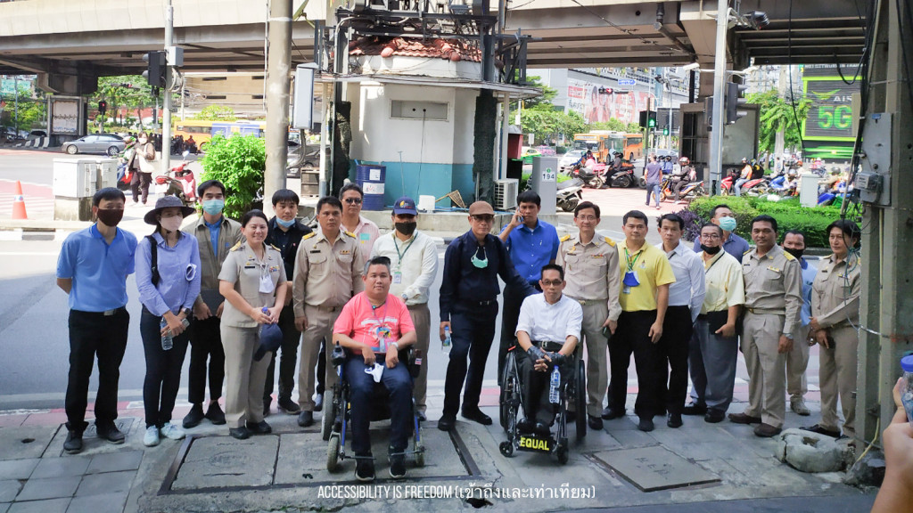 ภาพ ถ่ายรวมกัน ณ​ จุดสี่แยกพระราม 9