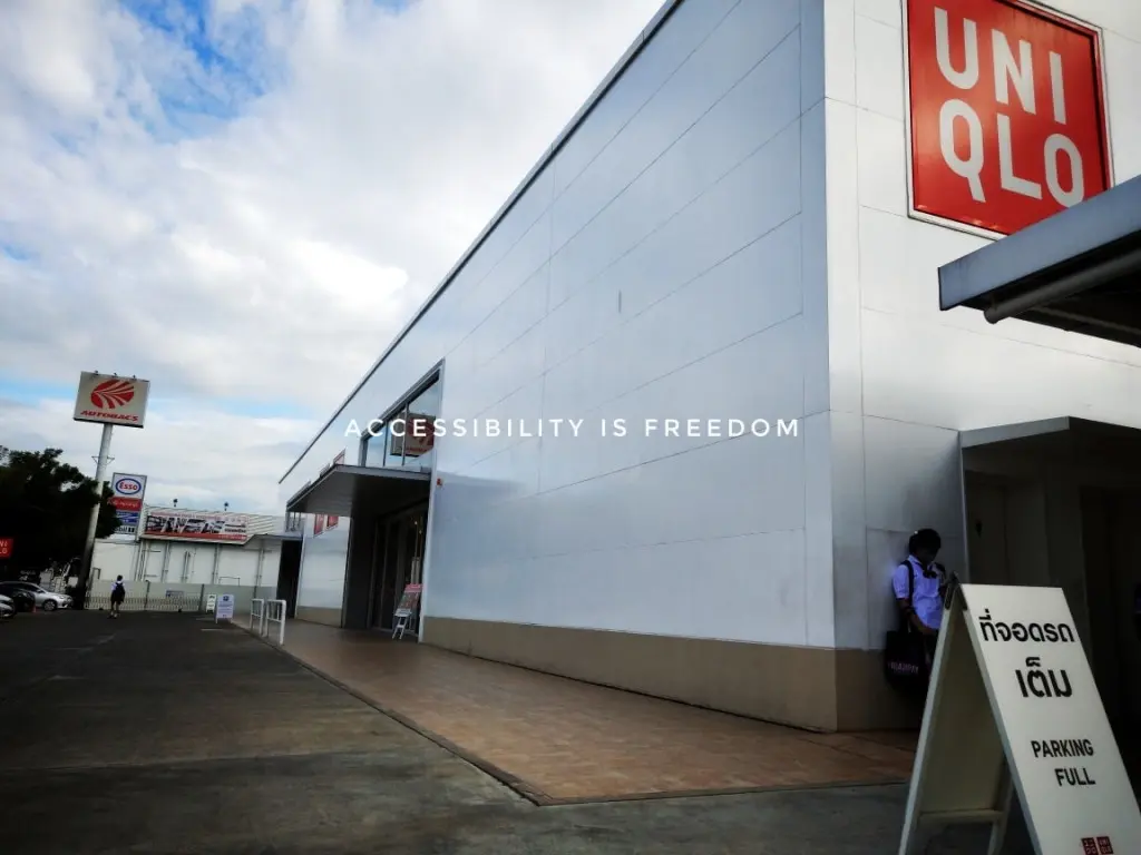 ภาพ อาคารห้าง UNIQLO ศรีนครินทร์ มองจากด้านนอก