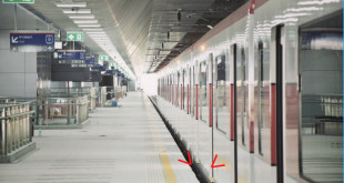ภาพ ชานชาลารถไฟฟ้าสายสีแดง รถไฟฟ้าตู้โบกี้สีแดงๆ กำลังจอดเทียบ