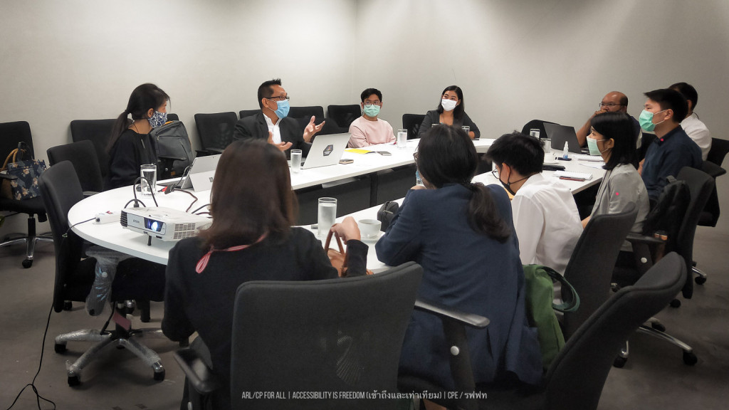 ภาพ ในห้องประชุม พี่ซาบะกำลังพูด...
