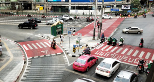 ภาพ ถ่ายจากมุมบน skywalk มองเห็นแยกอโศกในภาพรวม ทางม้าลายสะอาดมาก