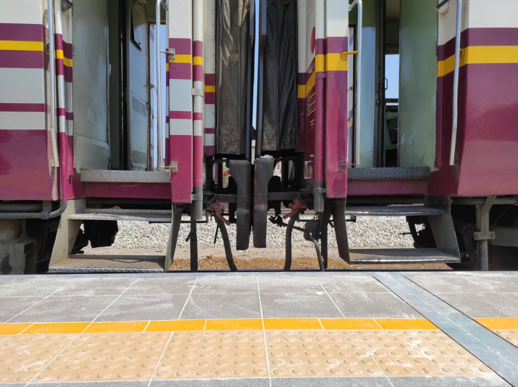 ภาพ ชานชาลาระดับต่ำ เทียบกับตัวรถไฟ บันไดที่สูง