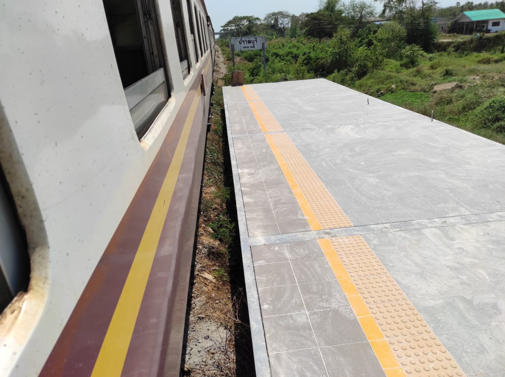 ภาพ ความห่างระหว่างตัวรถไฟและพื้นชานชาลา