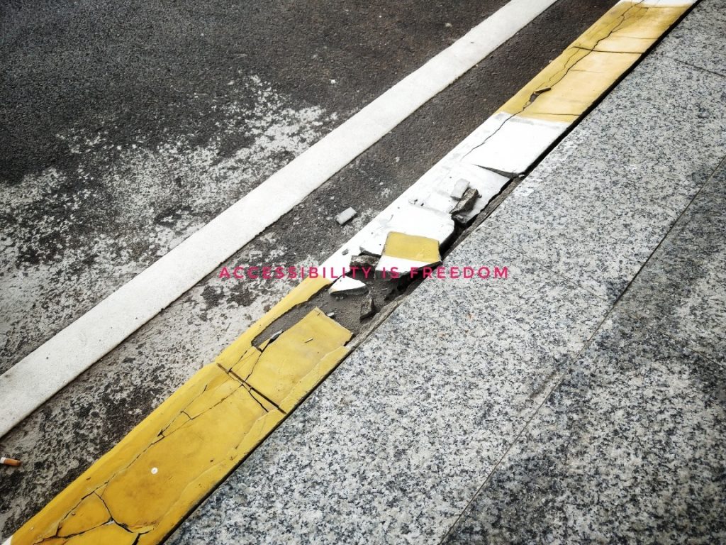 ภาพ ขอบทางเดินมีสภาพปูนแตก เสียหาย