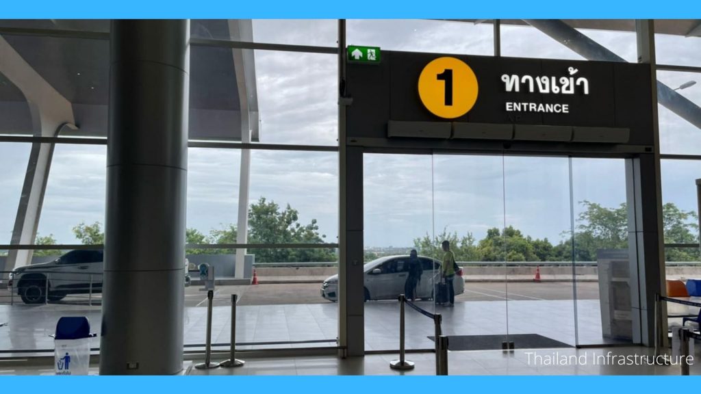 ภาพ สนามบินขอนแก่น ทางเข้าอาคาร มีป้ายด้านบนเขียนชัดเจนว่า "ทางเข้า"