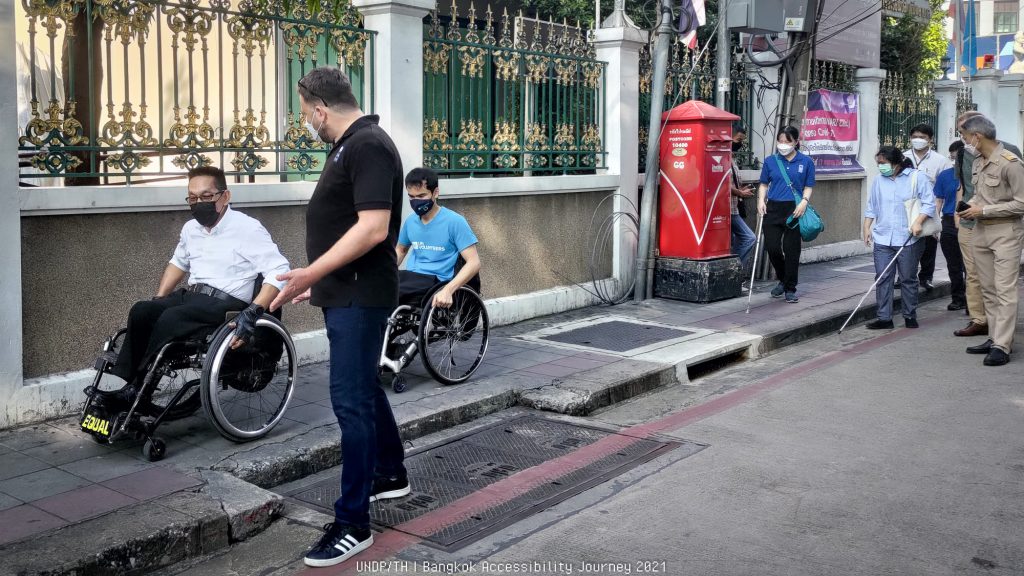 ภาพ พี่ซาบะและคุณเรอโน กำลังคุยกัน