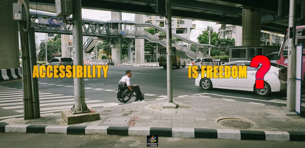 ภาพ ซาบะกำลังเข็นรถข้ามแยกใต้สถานีรถไฟฟ้า