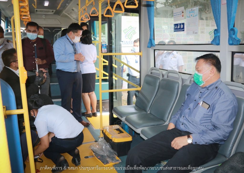 ภาพ พี่ชัยพร กำลังนั่งอยู่บนเก้าอี้รถเมล์