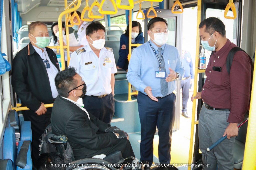 ภาพ ผอ กำลังคุยกับคุณสุนทรบนรถเมล์