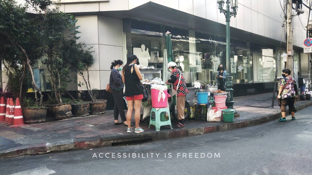 ภาพ ขายอาหารบนทางเท้า คนยืนรอซื้อ
