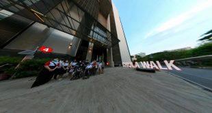 ภาพ คณะสำรวจยืนถ่ายภาพร่วมกันหน้าอาคาร จามจุรี 10, มองเห็น ทางเข้า(และสะพานลอย), บันไดหน้าอาคารและทางลาด