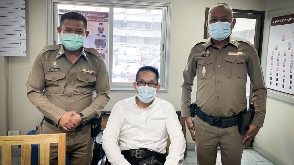 ภาพ ซาบะถ่ายภาพกับพี่ๆ ตำรวจยืนขนาบซ้ายขวา