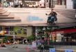 ภาพ เทียบ ทางเข้าอาคาร 6ปี จากทางลาดกว้างๆ กลายเป็นบันได