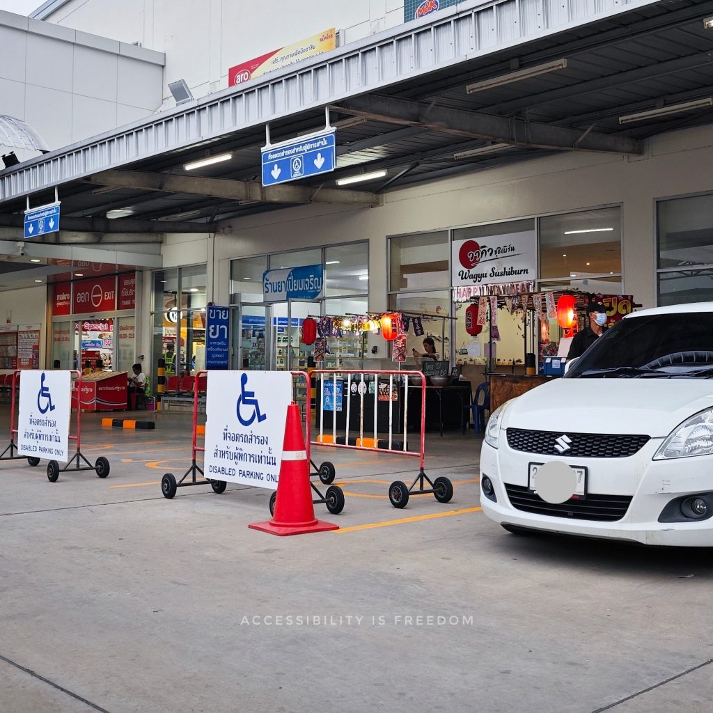 ภาพ รถซาบะจอดอยู่บนพื้นที่ ที่จอดรถคนพิการ