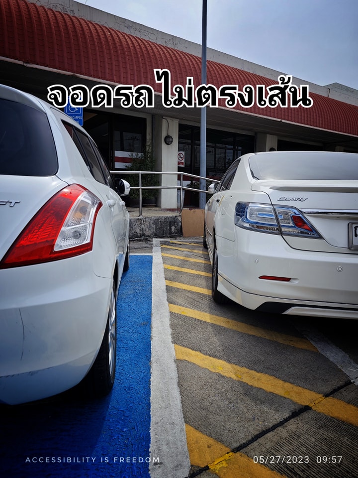 ภาพ รถจอดทับเส้นข้างที่จอดรถคนพิการ