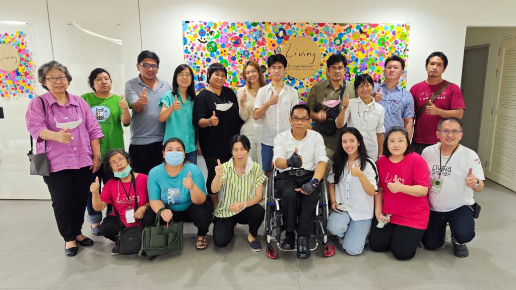 ภาพ ทุกคนถ่ายรูปร่วมกัน ยกนิ้วโป้ง