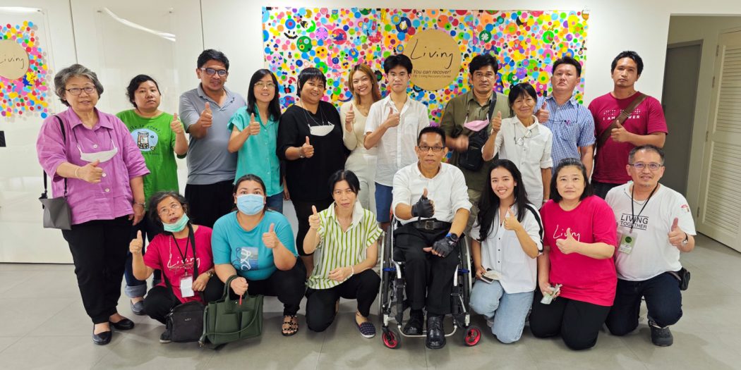 ภาพ ทุกคนถ่ายรูปร่วมกัน ยกนิ้วโป้ง