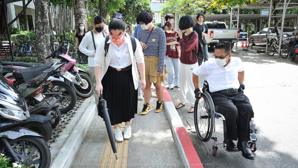 ภาพ นศ ทดลองเป็นคนพิการ กำลังใช้งานกระเบื้องนำทางคนตาบอด